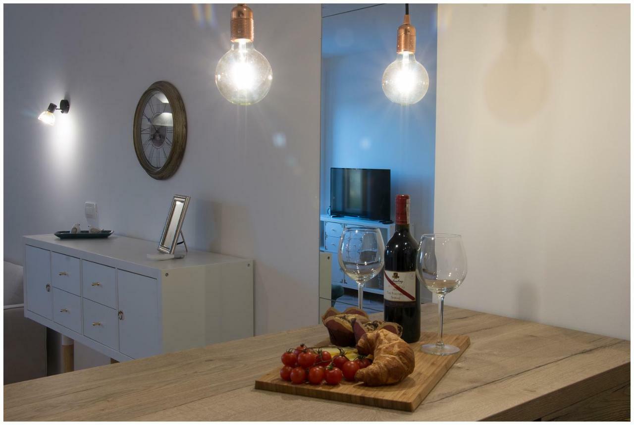 Stylish - Centre Apartment Theatre View غييكا المظهر الخارجي الصورة